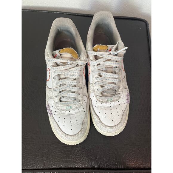 NIKE Air Force 1 Women Low '07 SE Nike 101 DX2348-100 White Sneakers - Picture 4 of 9